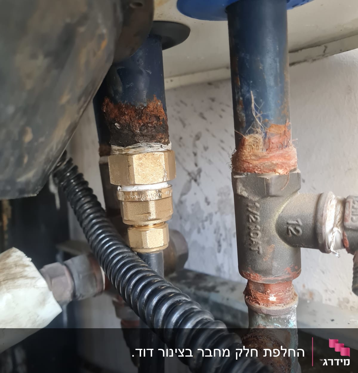 צינורות מתכת עם חלודה וחיבורים במערכת סולארית